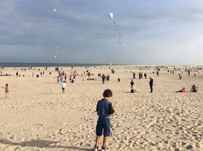 Vliegerfestijn voor kinderen op het strand