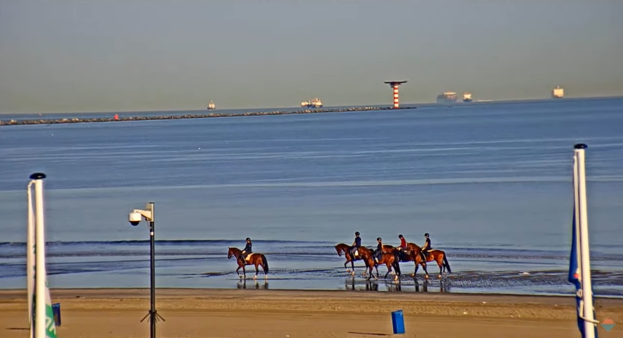 Zomers tot tropisch strandweer voor maandag 