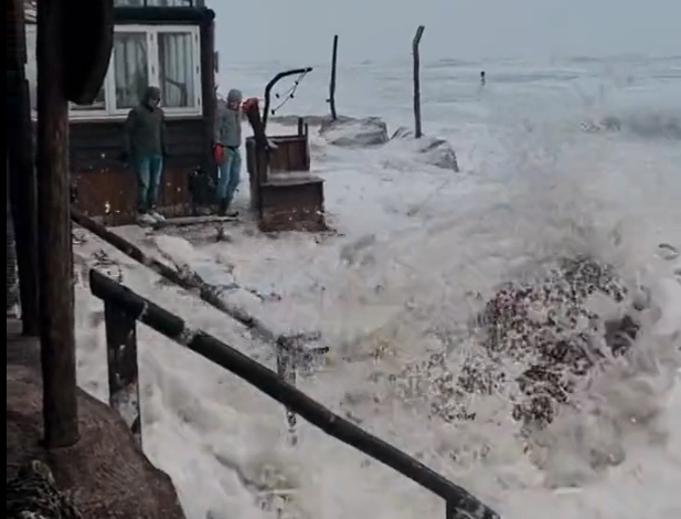 Schade aan strandpaviljoens door storm Corrie