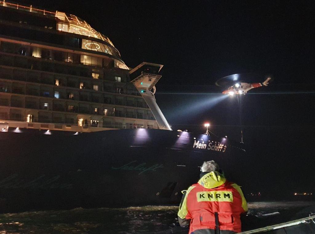 Passagier cruiseschip onwel op volle zee 