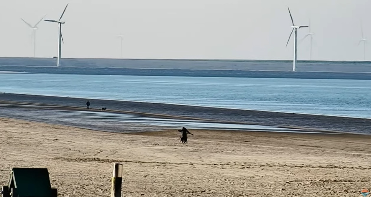 Zonnig strandweer voor laatste aprildag