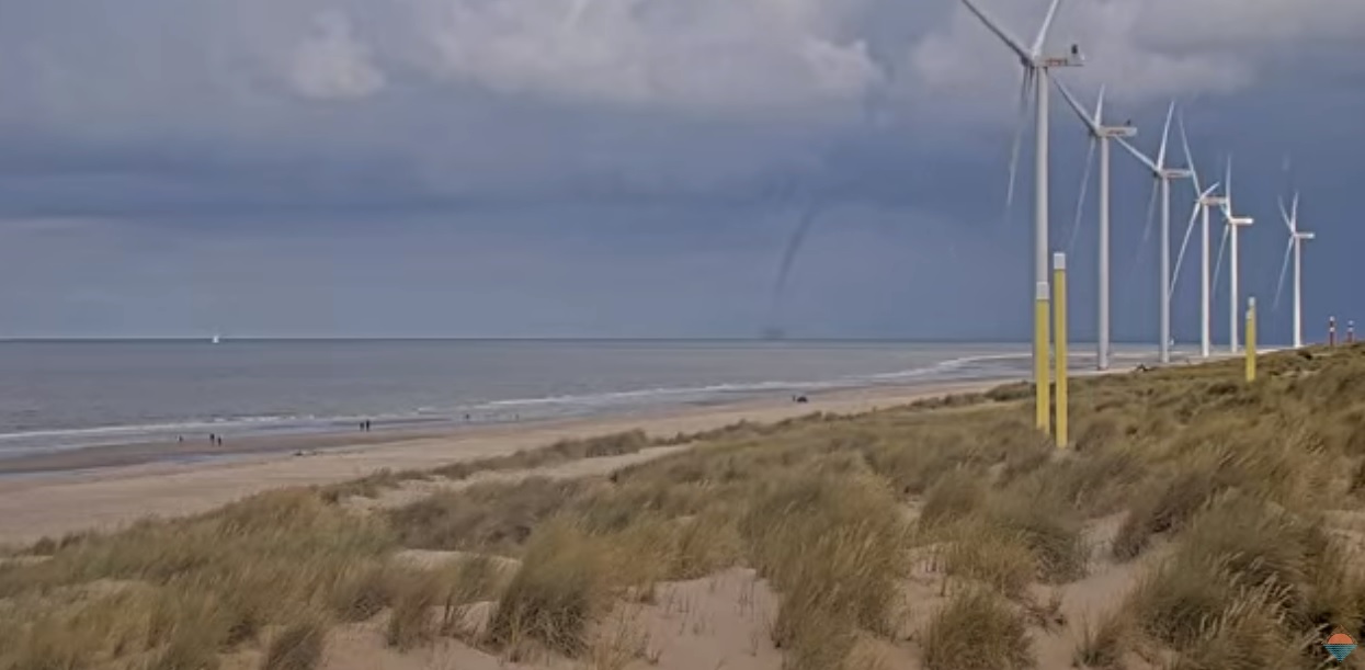 Waterhoos bij de havenmond in Hoek van Holland