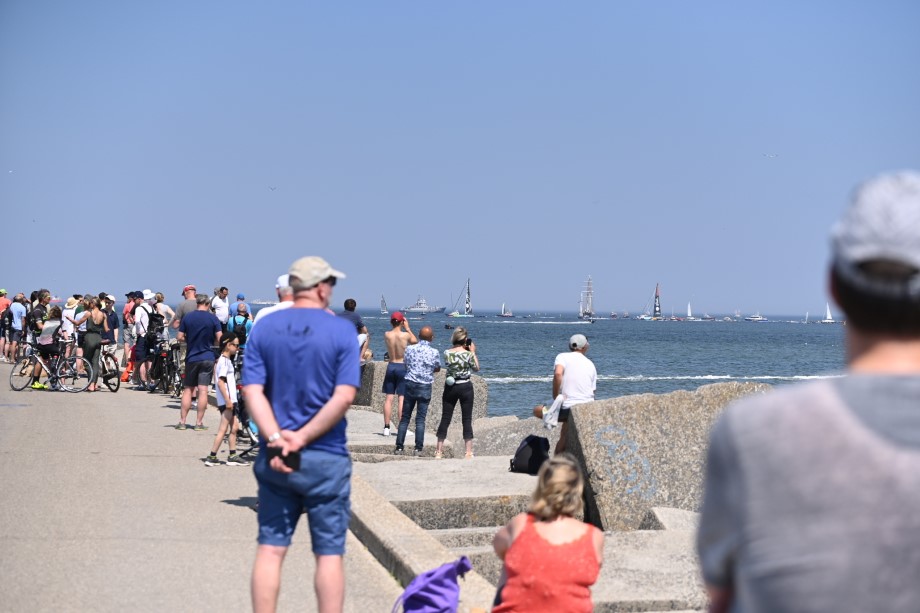 Zeiljachten The Ocean Race komen haven van Scheveningen binnen