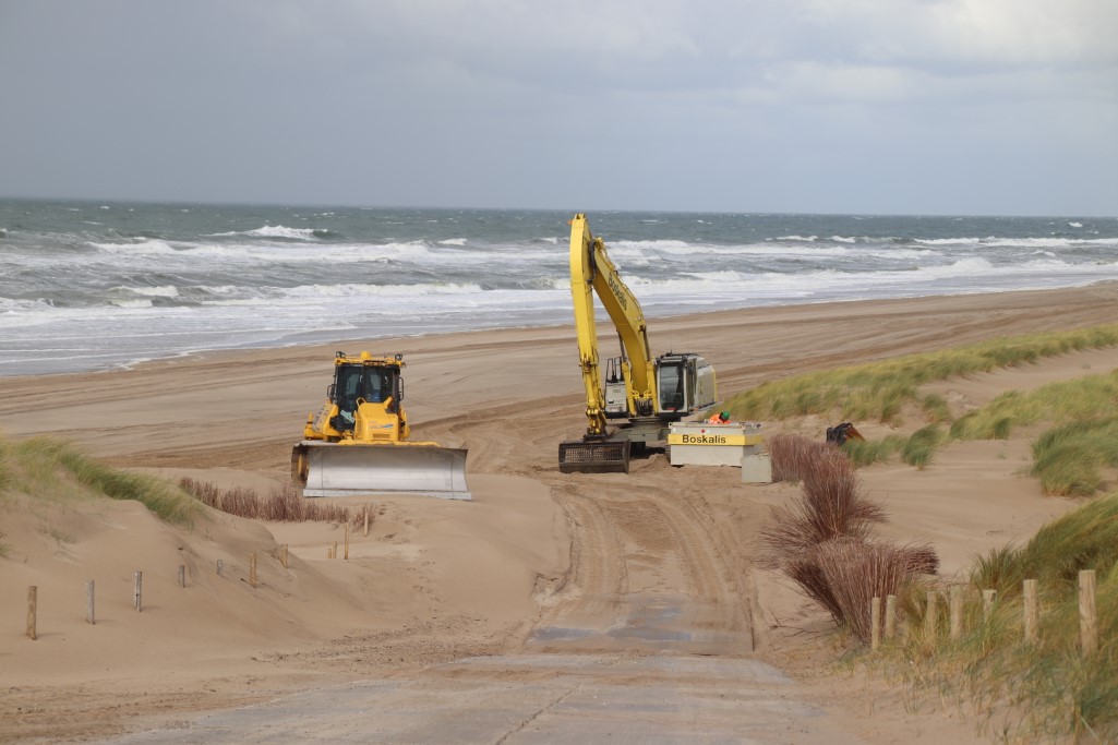 Maasvlakte bij strand weer aangevuld met zand