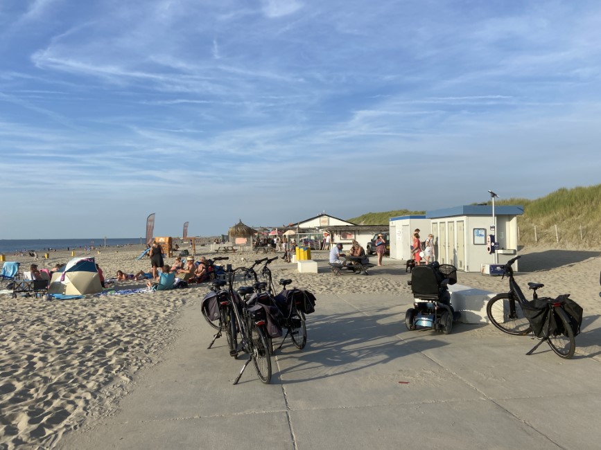 Veel mensen naar het strand op de dinsdagavond