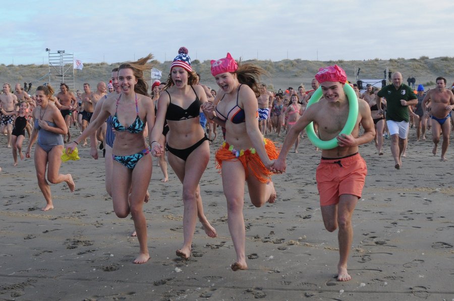 56e Westlandse nieuwjaarsduik in Monster