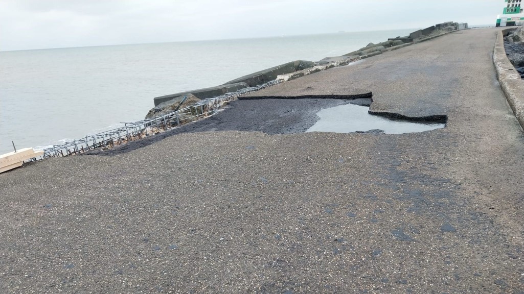 Zuidpier IJmuiden gesloten wegens stormschade