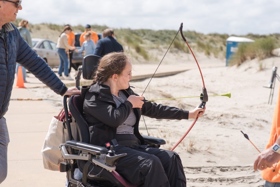 Zonnige strandsportdag voor kinderen en jongeren met een beperking 