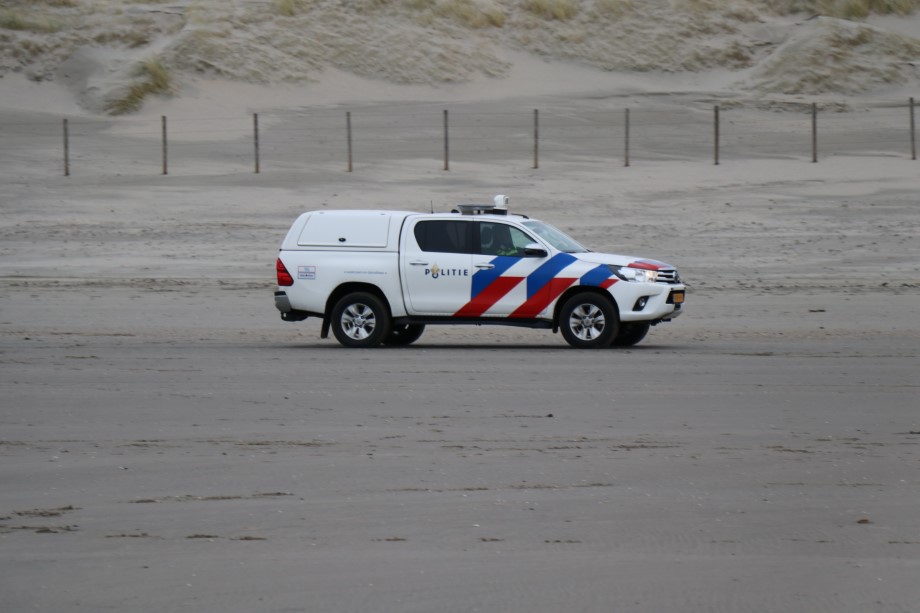 Auto rijdt over kind op het strand