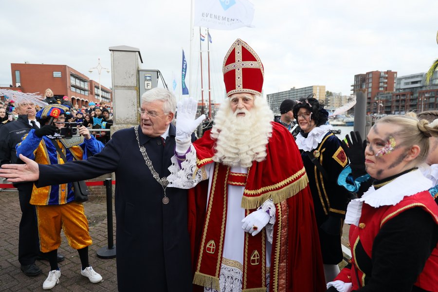 Sinterklaas zet weer voet aan wal in Scheveningen