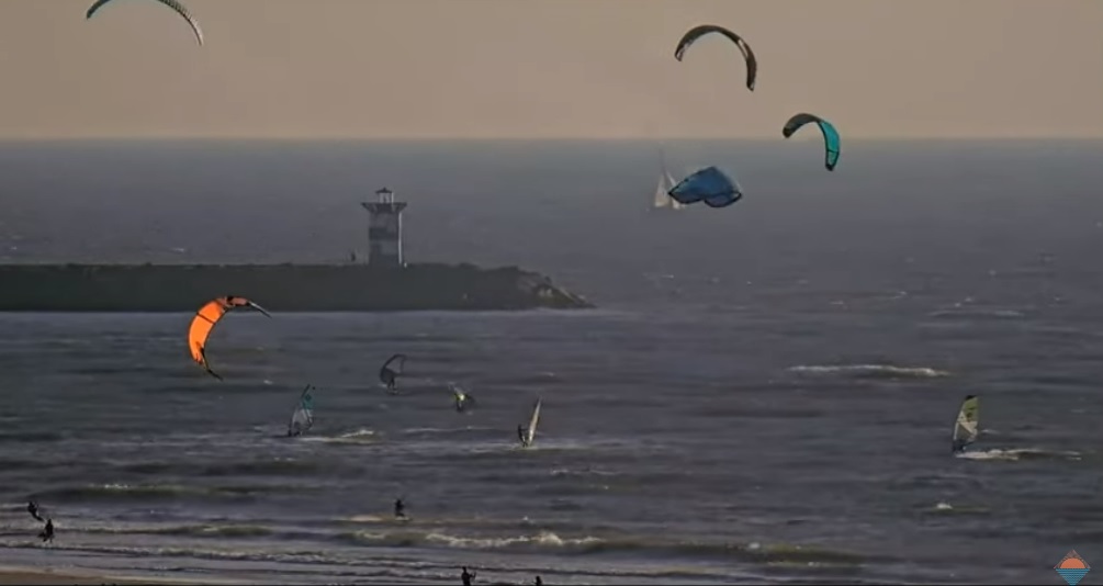 Windsurfers bij de Scheveningse haven