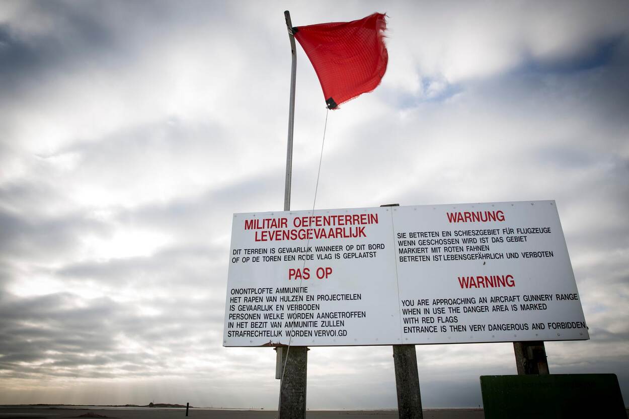 Jachtvliegers trainen op Vlieland het afwerpen van bommen