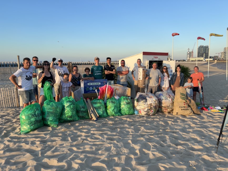 Strand Oostende bezaait met zwerfafval