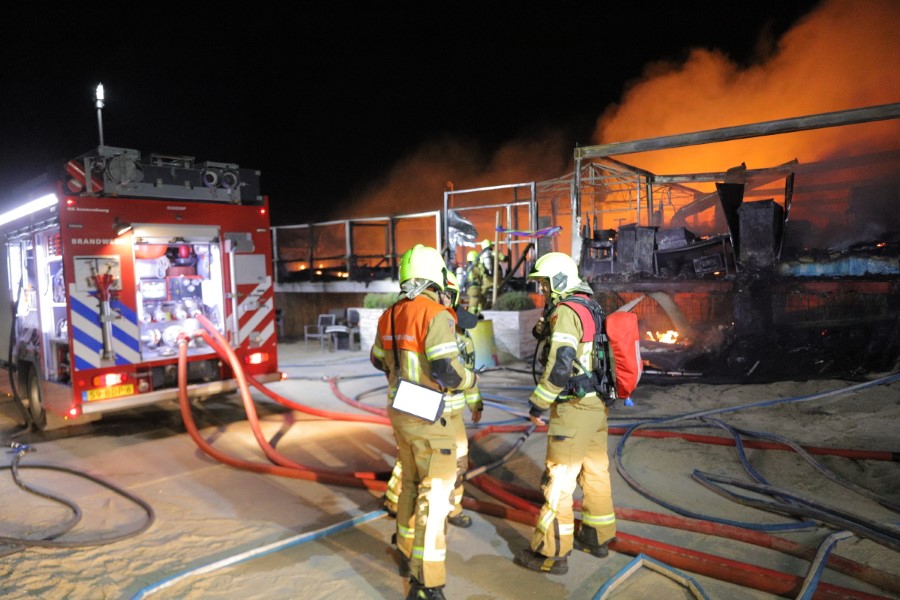 Grote brand bij strandpaviljoen Brouwersdam