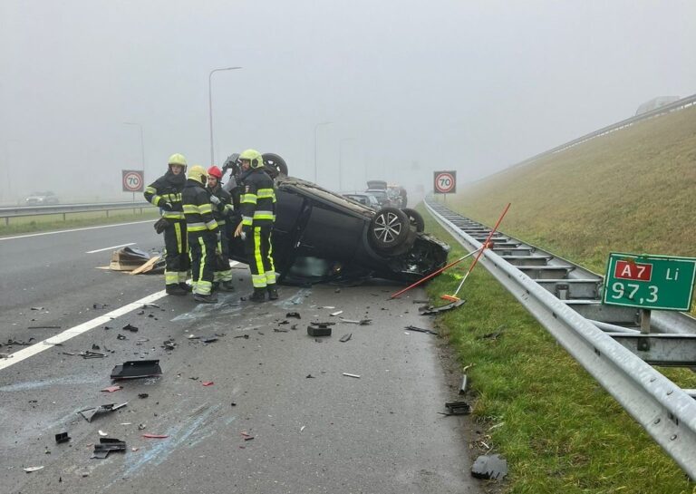 Afsluitdijk dicht na twee ongelukken