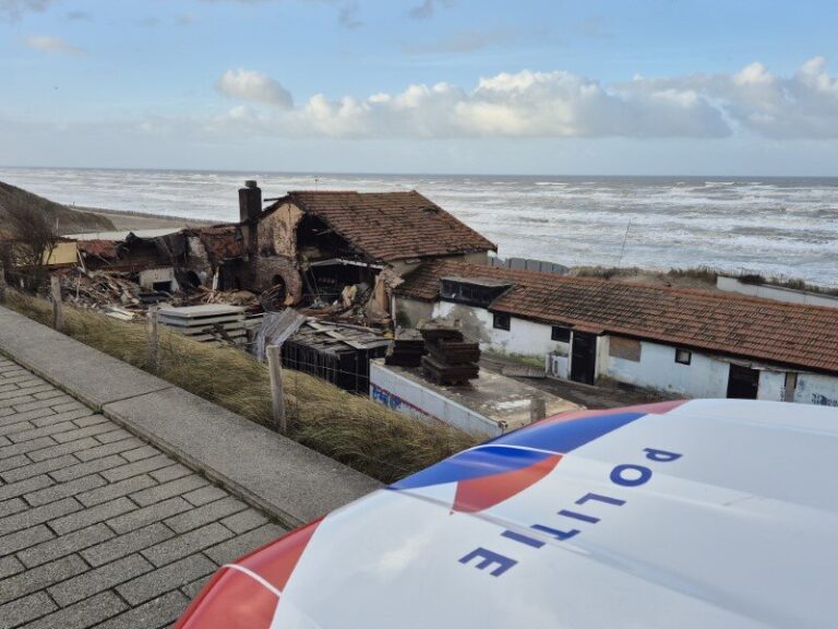 Brand in leegstaand strandpaviljoen Zandvoort