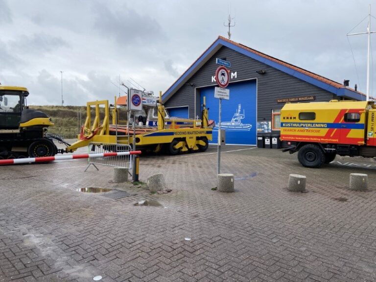 KNRM-redders bezorgden kerstbroden per reddingboot op zee