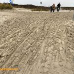 Zandmotorpad bedekt met zand