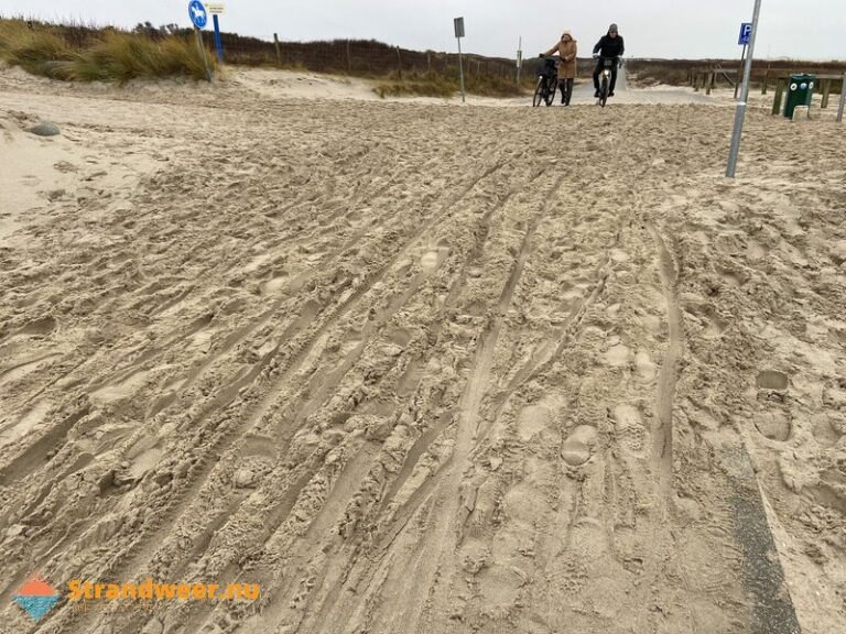 Zandmotorpad bedekt met zand