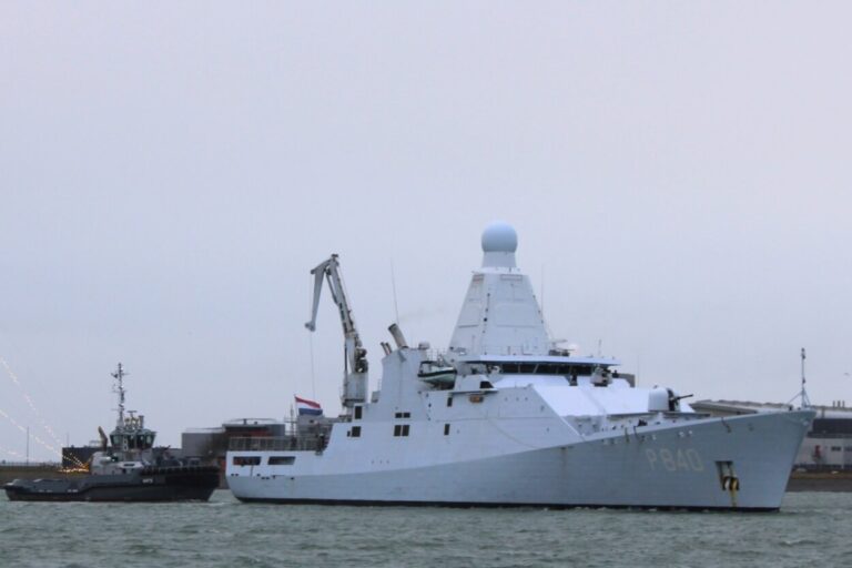 Zr.Ms. Holland na 4 maanden terug in Den Helder