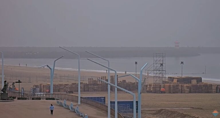 Opbouw vreugdevuur en nieuwjaarsduik in Scheveningen