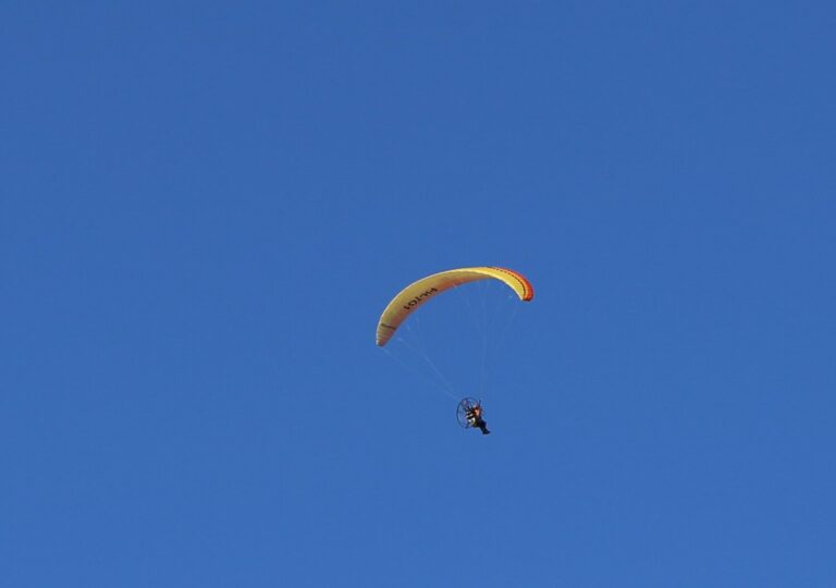 Snorvliegtuigen boven duinen en strand. Mag dat?