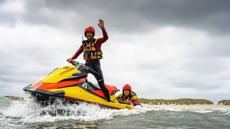 KNRM zoekt watertalenten voor lifeguard seizoen 2025