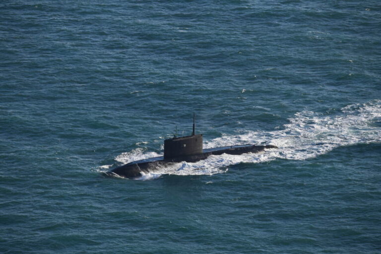 Russische onderzeeboot en korvet gevolgd op de Noordzee